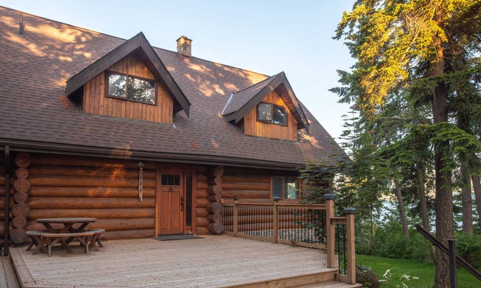 Tappen Cabin | Beautiful Log Cabin in the woods, quick drive to Shuswap Lake
