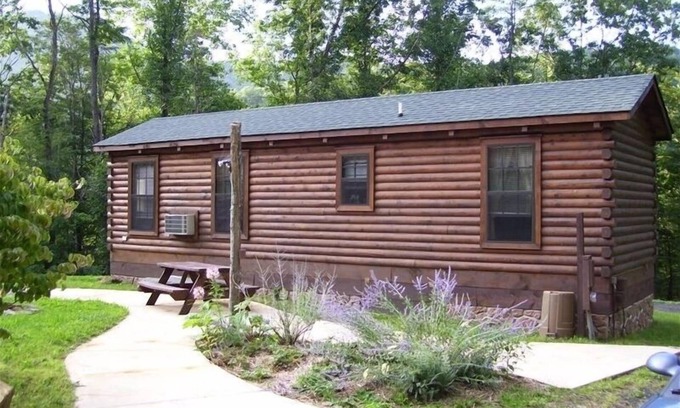 Todd Cabin | BEAUTIFUL LOG CABIN NEAR NEW RIVER HIKING STARGAZING WIFI NICE COUPLES RETREAT
