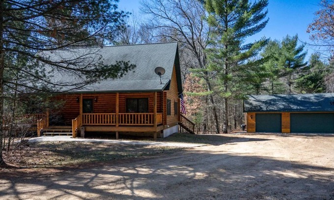 Arkdale House | Beautiful Log Cabin Style House 10 min from Petenwell Lake