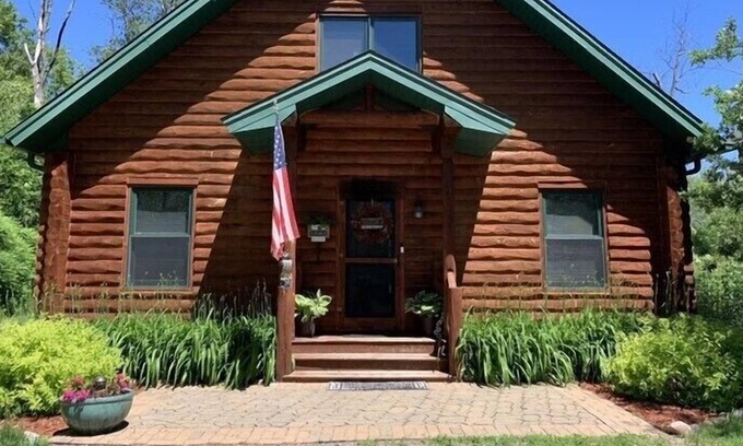 Garrison Cabin | Beautiful Log Home on Golf Course, minutes from Lake Mille Lacs and Grand Casino