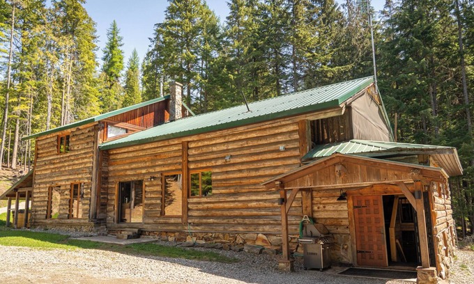 Meadow Creek Cabin | Beautiful log lodge just off the highway, perfect for big group getaways
