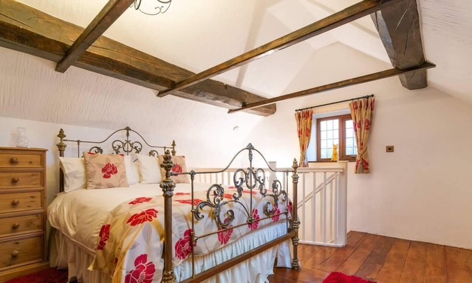 Endon Cottage | Beautiful luxury Cottage on lake side, England