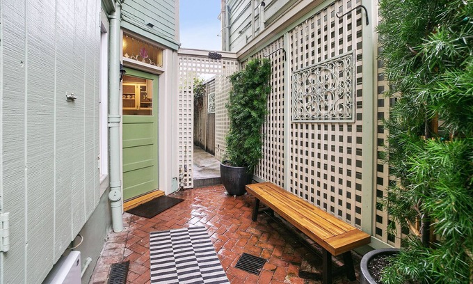 Pacific Heights Apartment | Beautiful luxury one-bedroom garden apartment