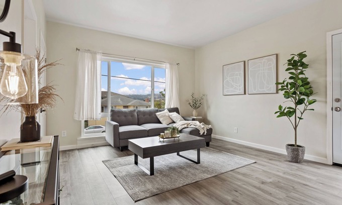 Downtown House | Beautiful Modern Newly Renovated 3BD 2 BA SF Home
