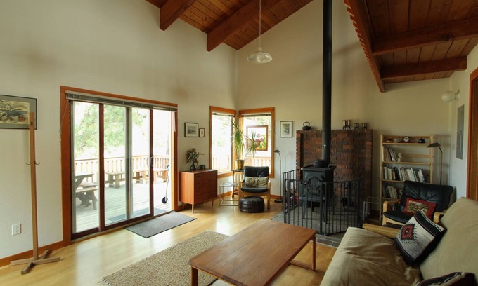 Sisters Cabin | Beautiful Meadow Views | Walk to Town | Sisters OR Vacation Cabin