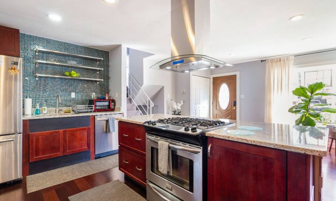 Annandale House | Beautiful Modern 4BR/2.5BA House in a Central Area in NoVA
