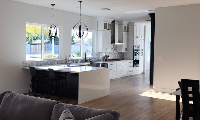 Avant House | Beautiful Modern 5 BR house, pool, sand volleyball court near Kierland & Quarter