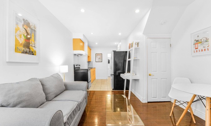 The Pocket House | Beautiful modern apartment in east Toronto. Cozy getaway for single or a group.