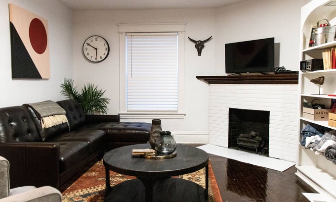 Kalamazoo House | Beautiful Modern Downtown Kalamazoo Home- next to WMU and K College!