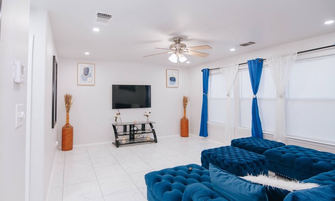 Heritage House | Beautiful Modern House SeaWorld Lackland Game Room