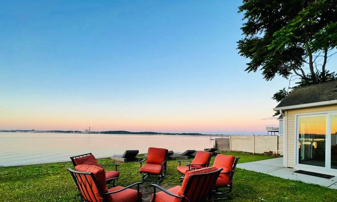 West Haven House | Beautiful Modern house By the Bay w out door Spa