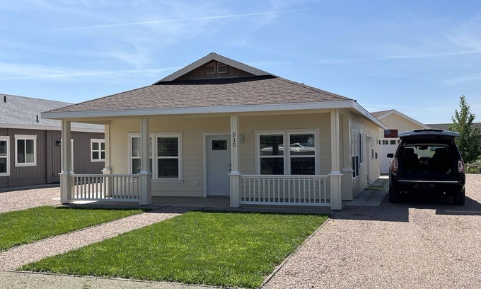 Pierre House | Beautiful Modern Lake House Along Lake Oahe.