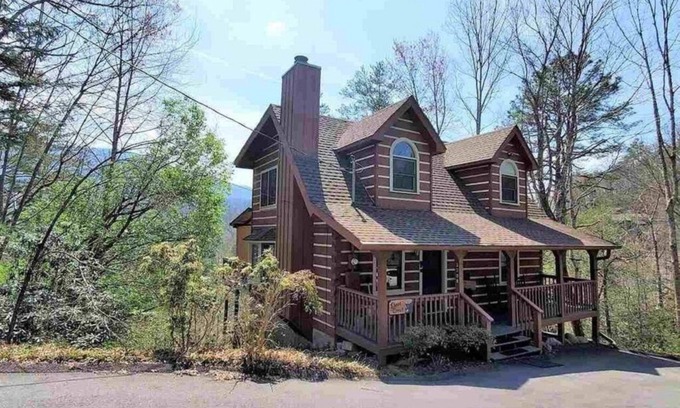 Gatlinburg - Pigeon Forge Cabin | Beautiful Mountain Cabin with Mountain Views and EV Charging Outlet!
