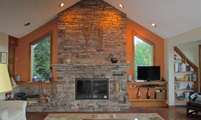 Plymouth House | Beautiful Mountain Getaway for Skiing