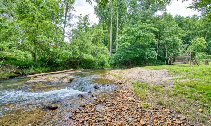Otto House | Beautiful mountain home on creek with free WiFi, private washer/dryer, deck, AC