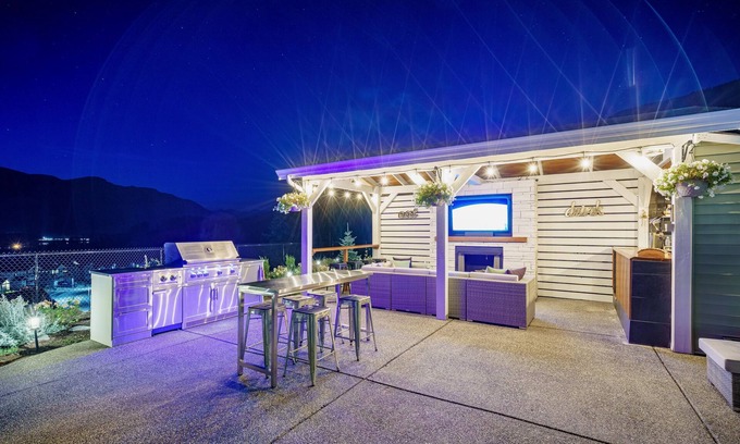 Agassiz House | Beautiful Mountain Views 3 bedroom, 2 bathroom guest suite w/hot tub & Sauna