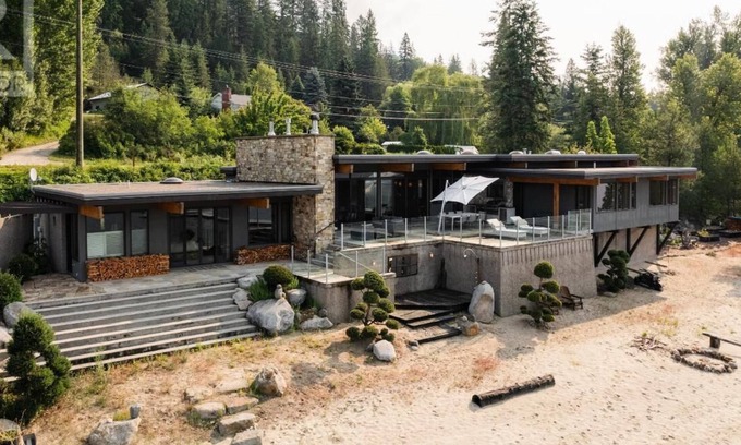 Central Kootenay House | Beautiful Nelson Beach and Lakefront Home! Swim/Ski/Boat!