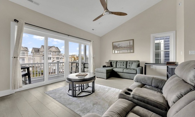 Caine Woods House | Beautiful New Construction,144th St, Sleeps 10, Outdoor Pool*3 Bedrooms*3.5 Bath