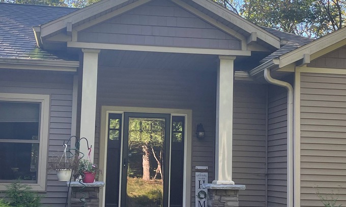 Putnam House | Beautiful, New Home Secluded in the Woods