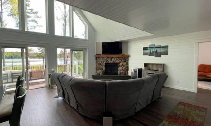Ponshewaing House | Beautiful, new house waterfront house on Crooked Lake