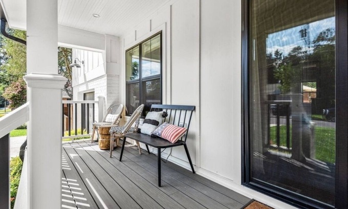 Fort Hunt House | Beautiful New Modern Farmhouse walkable to grocery, restaurants, trails, Potomac