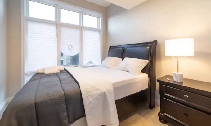 Ajax House | Beautiful New Townhouse in Quiet Neighbourhood