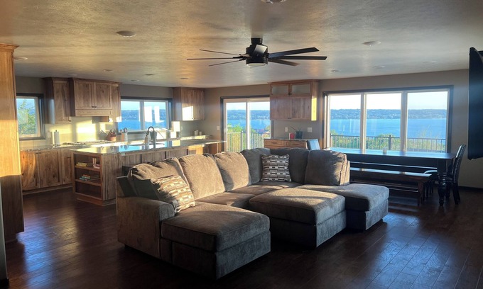 Crofton House | Beautiful newly renovated home overlooking Lewis and Clark lake.