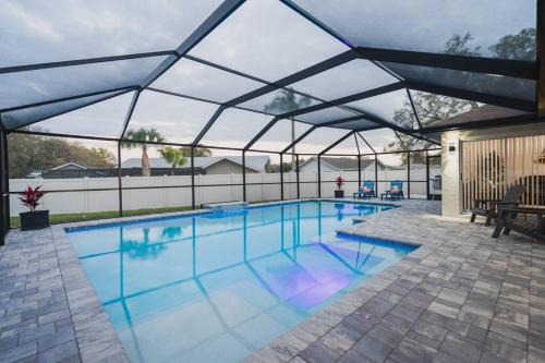 Pinecraft House | Beautiful Oak View Manor - Siesta & Legacy Trail
