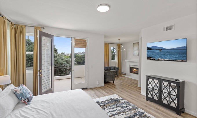 Huntington Beach House | Beautiful ocean view home w/jacuzzi, AC, bikes.