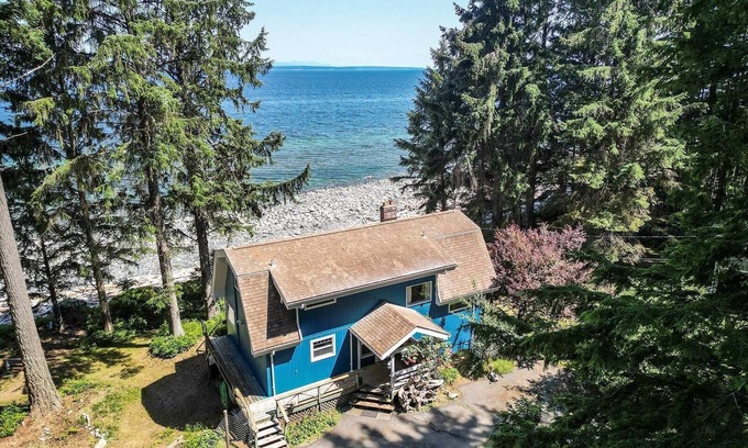 Quadra Island House | Beautiful Ocean-front home on beach in Quadra Island
