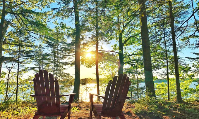 Freeport House | Beautiful oceanfront three-bedroom home overlooking Wolfe's Neck State Park.
