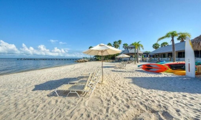 Ruskin Apartment | Beautiful one bedroom resort-style studio with pool and beach access
