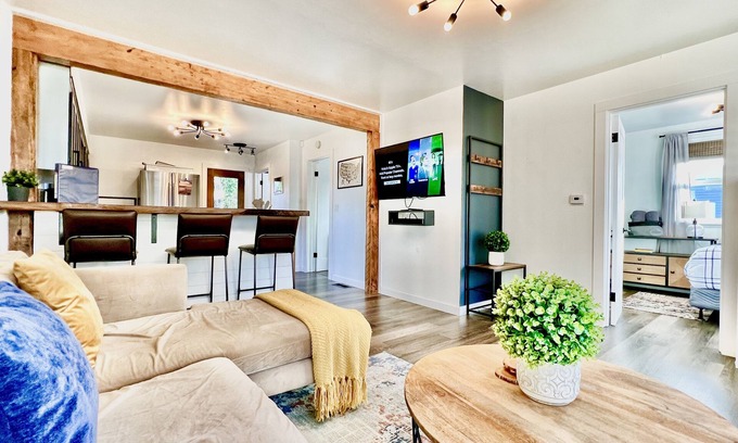 Riverview House | Beautiful Patio⭐️Modern Nook⭐️Long Stays🔥Full Kitchen