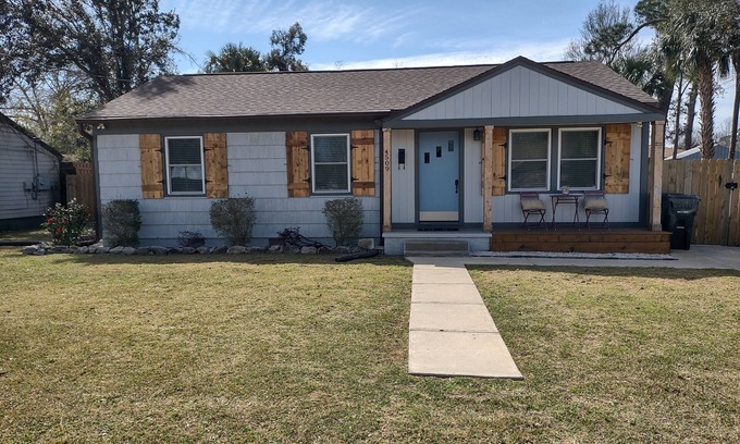West Pensacola House | Beautiful, Peaceful, Restored 1950 Bungalow!