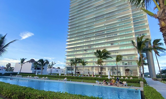Cerritos Apartment | Beautiful Peninsula 3 Bedrooms Beachfront