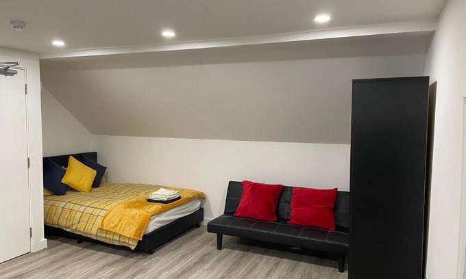 London Borough of Bromley Apartment | Beautiful Penthouse Studio Flat in Bromley