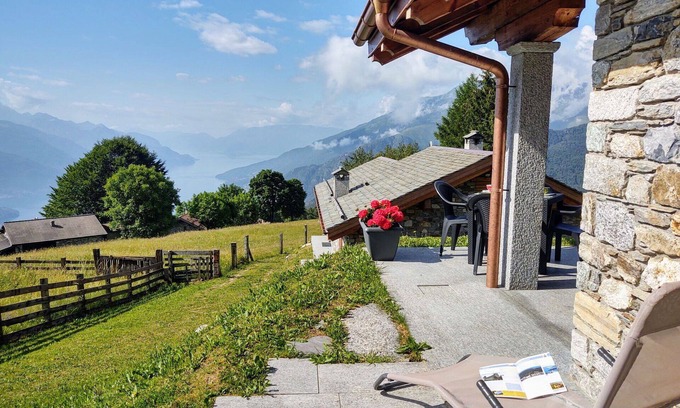 Peglio House | Beautiful private villa for 6 guests with WIFI, TV, patio, pets allowed and parking