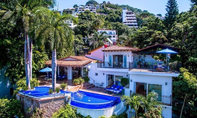 South Shore Hotel Area Villa | Beautiful Private Beachfront Villa Close to Town, Staff & Airport Transfers incl