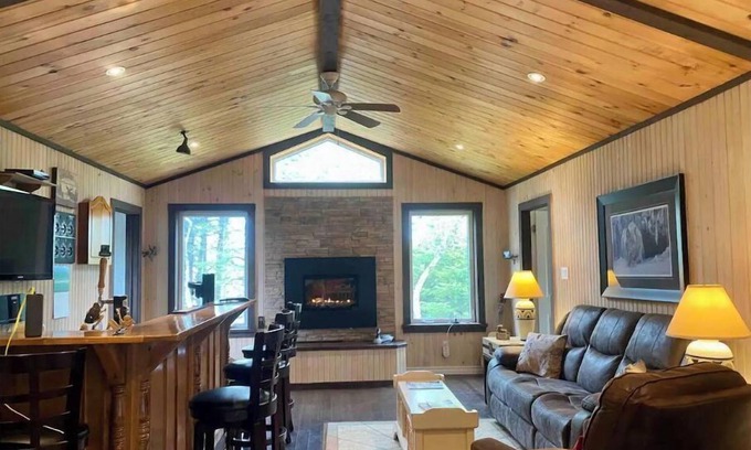 Avondale Cottage | Beautiful private cottage on a pond 45 minutes from St. John’s, Newfoundland