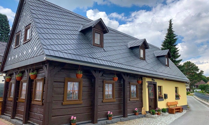 Grossschoenau House | Beautiful private villa for 5 people with hot tub, WIFI, TV, terrace, pets allowed and parking