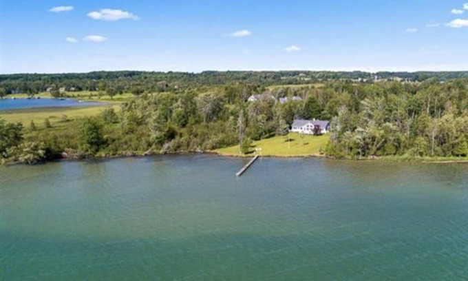 Ponshewaing Cottage | Beautiful Private Home on Crooked Lake Near Petoskey & Harbor Springs