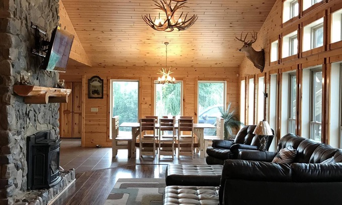 Liberty House | Beautiful Private Retreat only 25 miles from Beautifull Lake Cumberland.