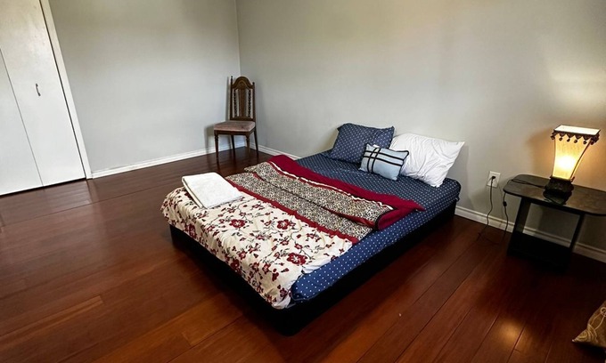 Brampton House | Beautiful Private Room- Full Amenities- Near Restaurants Shopping & Transit 3