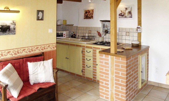 Blesle House | Beautiful private villa for 2 guests with WIFI, TV, patio, pets allowed and parking