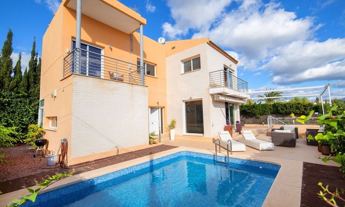 La Colina House | Beautiful private villa with WIFI, A/C, private pool, TV, patio, pets allowed and parking