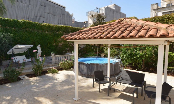 Floridia Villa | Beautiful private villa with A/C, WIFI, private pool, TV, patio, pets allowed and parking