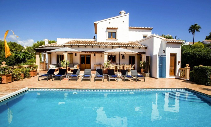 Media Luna Villa | Beautiful private villa for 8 guests with private pool, A/C, WIFI, TV, patio and parking