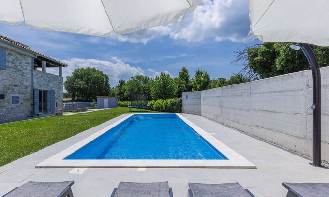 Groznjan House | Beautiful private villa for 6 guests with A/C, private pool, WIFI, hot tub, TV, terrace and park.