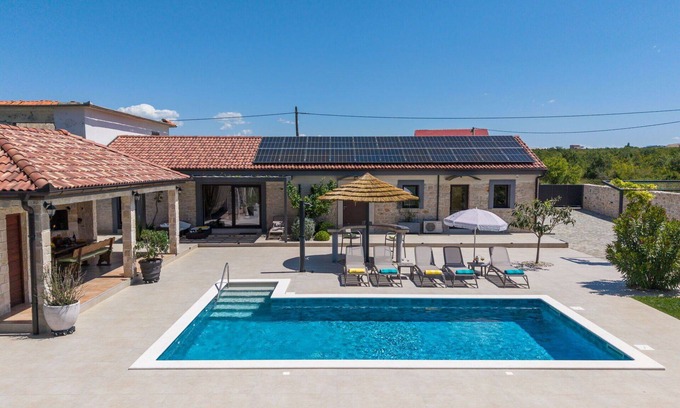 Zemunik Donji House | Beautiful private villa with A/C, private pool, WIFI, TV, terrace, pets allowed and parking