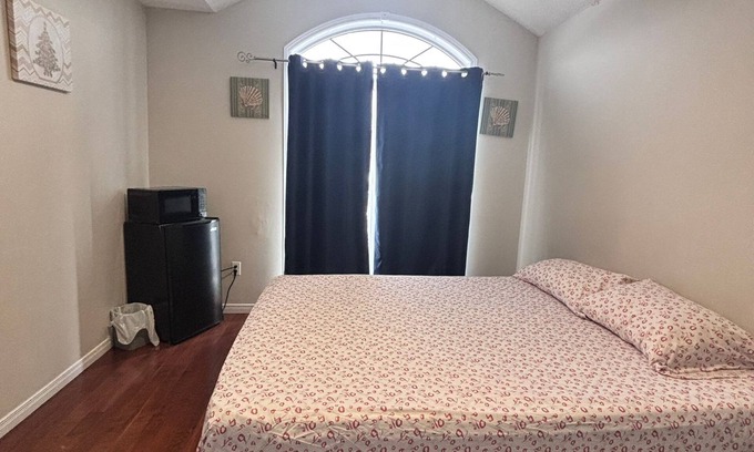Brampton House | Beautiful Queen Room